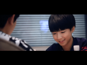 王俊凯##gif# 你看嗯嗯嗯(づ~ ~)づ 啊呜好乖 【cr:blowbubbles 只有