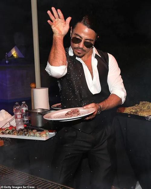 24k镀金碳烤肉700英镑一份,欢迎来到撒盐哥的伦敦新店