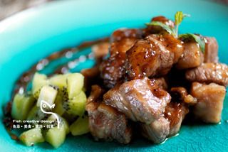 7,倒入牛肉,翻炒裹上酱汁即可6,把牛肉捞出,下酱汁拌炒约20秒,至微稠5