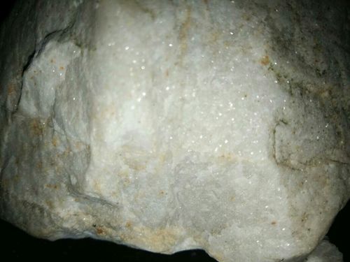 这个月白石头里面有好多颗粒灯光照很亮