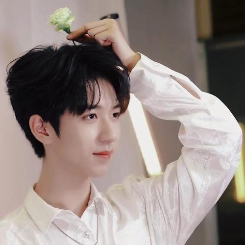 时代少年团贺峻霖白衣图片:弟弟是小天使