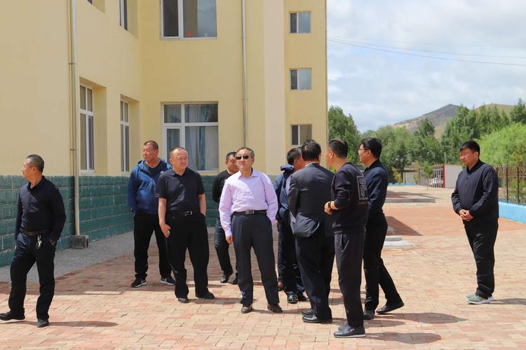 阿鲁科尔沁旗旗人大常委会副主任宝玉,旗教育局局长丛