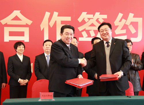 信用社联合社杨阿麟理事长与内蒙古广播电视台台长赵春涛签约后握手