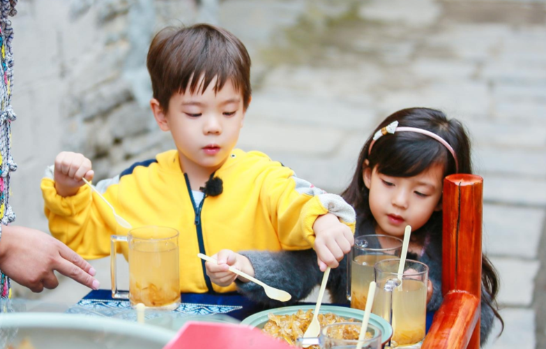 而在大家认识的明星宝宝中,霍思燕的儿子"嗯哼大王" 凭借着自己的暖心