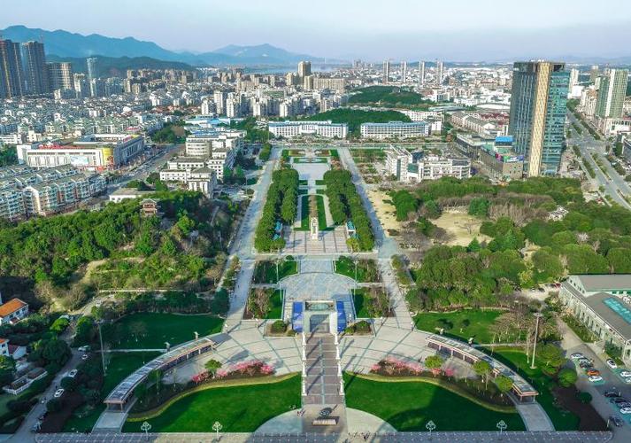 一座城市,只有一个中心,而桐庐县城的中心无疑就是位于城南的中心广场