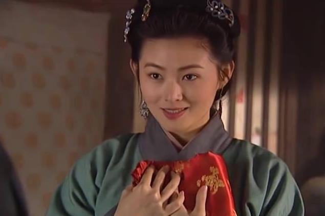 她因"潘金莲"一举成名, 与"武松"恋爱未果, 今48岁依旧美丽