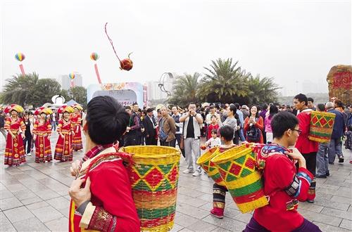 南宁晚报:"壮族三月三·八桂嘉年华"拉开大幕 彭清华陈武与各族群众共