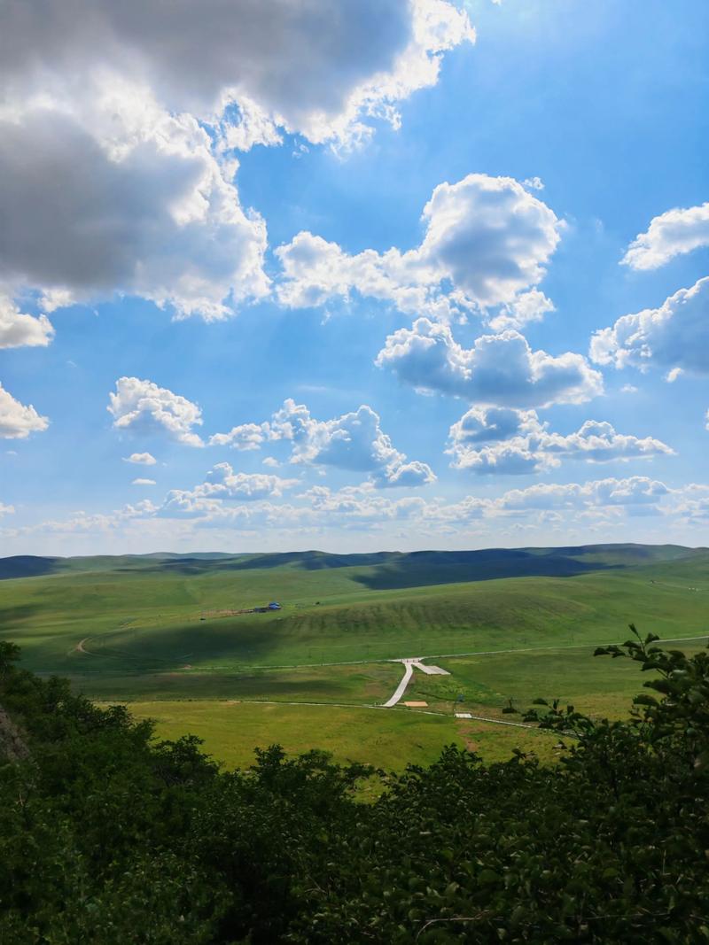 草原的辽阔,蓝天白云如期而至,东乌珠穆沁旗乌里雅斯太山被称