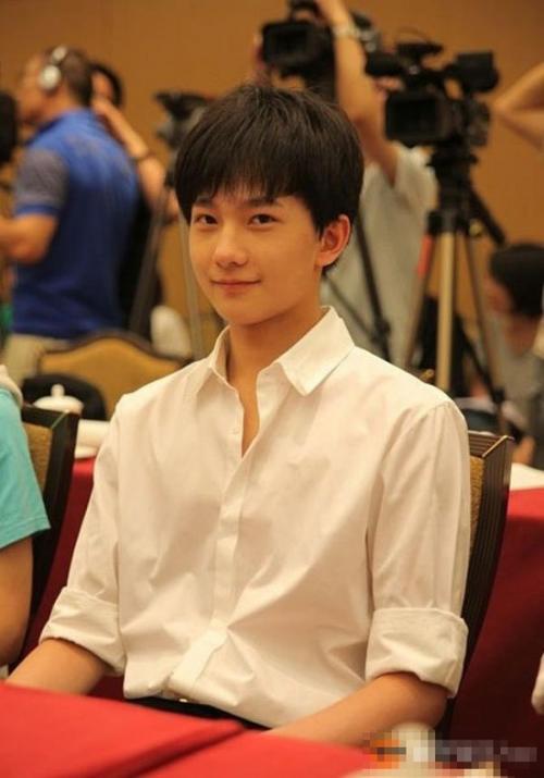 杨洋从小到大图片对比,这才是正确的成长方式啊