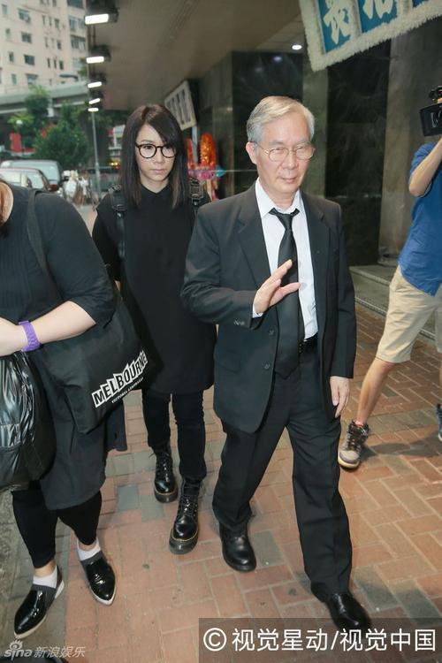 组图:香港女歌手彭家丽丧母 望完成母亲遗愿