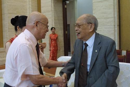 华中科技大学同济医学院93岁高龄的裘法祖院士向刘建康院士