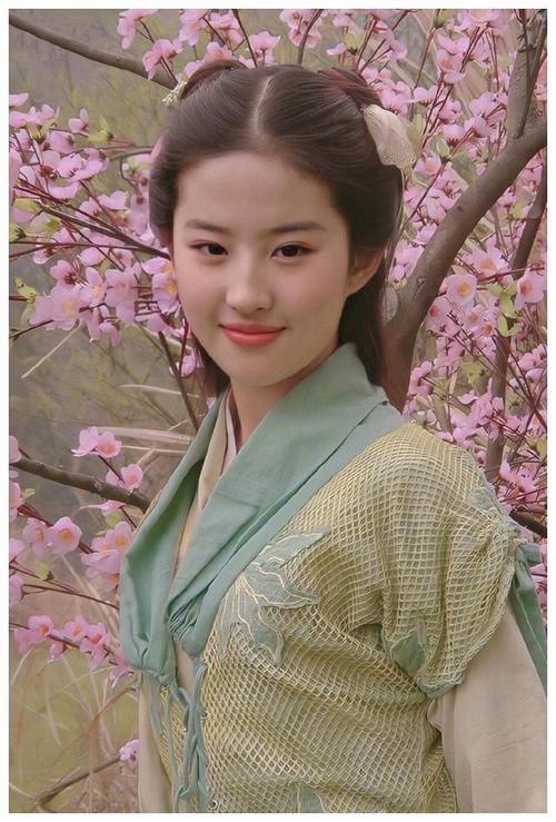 不愧是天仙!刘亦菲2004年高清古装照曝光,莞尔一笑十分动人