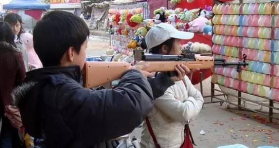 杨某花675元买了8支仿真气枪,在沈阳苏家屯区青年桥夜市摆了个打气球