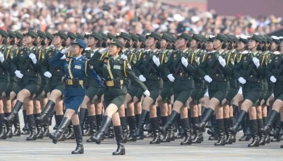 唐冰父亲出生在宁远县清水桥镇罗坝村,母亲也是宁远人,毕业于中南矿冶