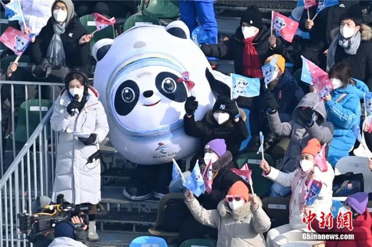 2月10日,北京冬奥会单板滑雪比赛赛场,"冰墩墩"与观众一同为运动员