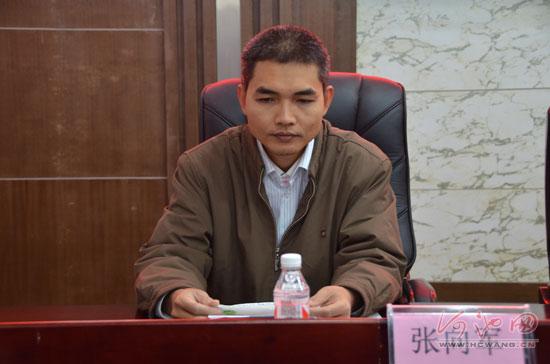 广西农业科技院生物技术研究所副研究员张向军介绍铁皮石斛的科研
