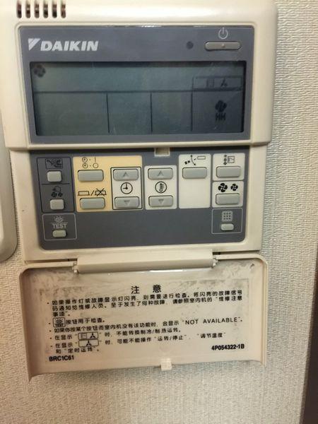 daikin中央空调怎么制热啊,如图下面说明说有个标志亮的时候不能冷热
