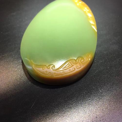 岫岩的河磨玉有黄绿两种颜色,他们分布在两条不同流向的河水中.