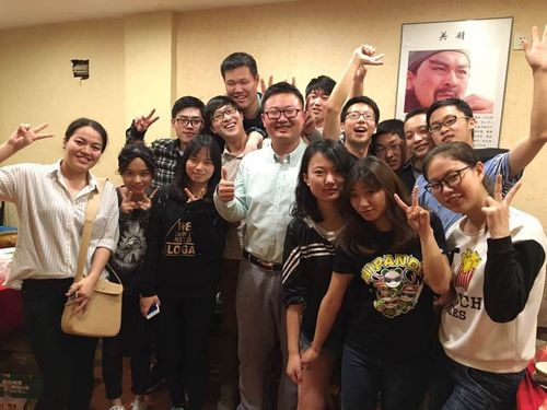 张晓东老师(前排左五)与学生合影