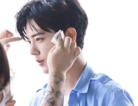 有一种"幸福"叫肖战化妆师,看到肖战补妆时的眼神:这谁顶得住