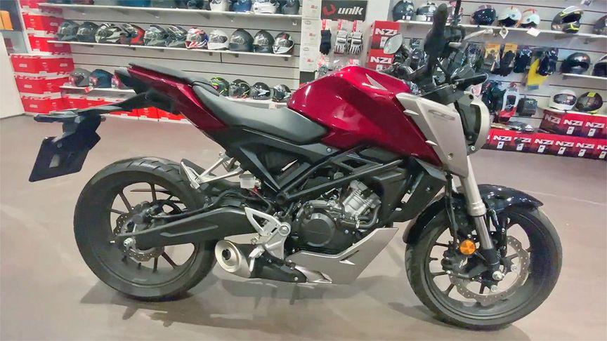 本田新款摩托cb125r,高颜值,油耗2.2,质量稳定配abs,适合代步