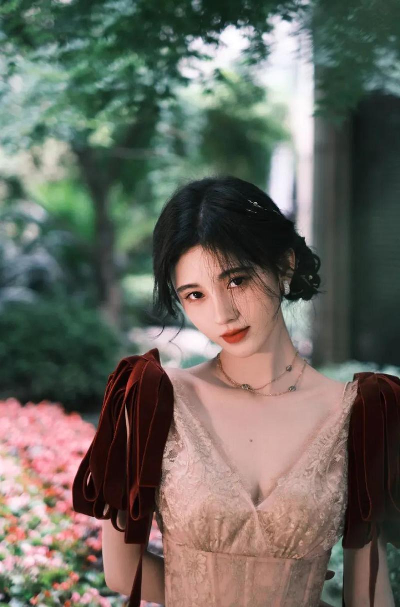 鞠婧祎一组写真照片,优雅而高贵,粉丝争先收藏