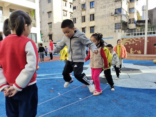 实验幼儿园大五班玩转民间游戏 花样跳皮筋
