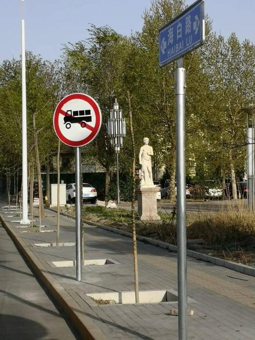 大货车呼呼过!居民:这有禁行牌!司机说:老爷子,你真逗