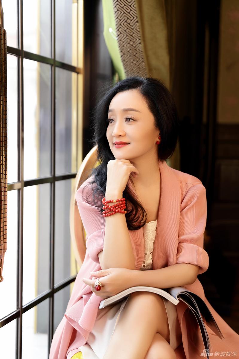 07.26 15:55:08 2 / 5 新浪娱乐讯 近日,演员杨昆曝光了一组优雅写真.