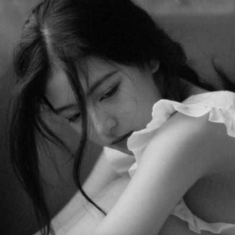 女生头像高冷伤感 高清冷酷忧伤的黑白女生头像图片_女生头像_美头网