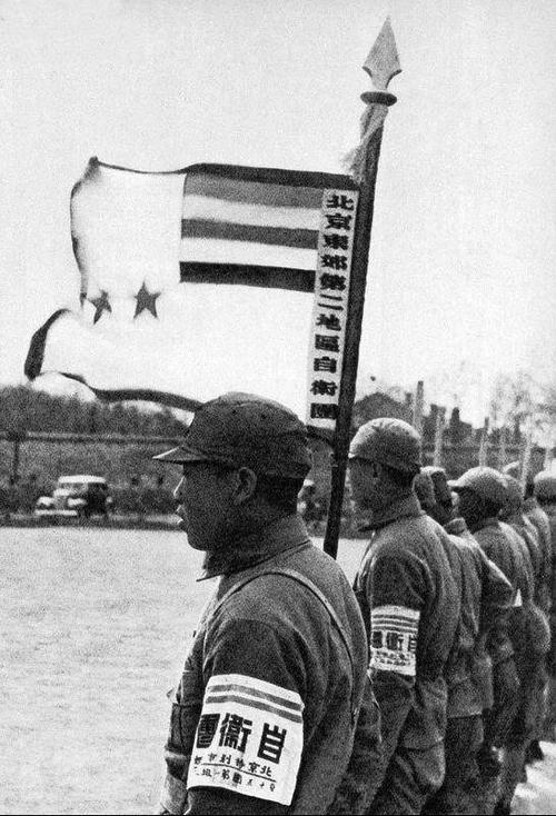 80年前抗战老照片:日寇组织伪军阅兵竟然用木棍当枪