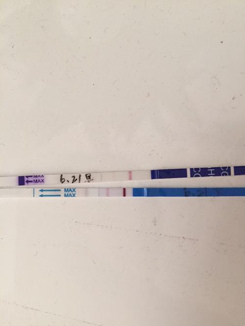 早上用验孕试纸测的一深一浅,几乎不怎么看得见,下午五点过测的