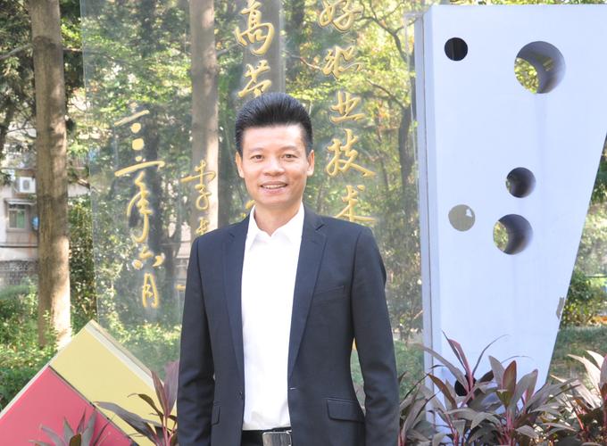 学院党总支书记:黄文浩