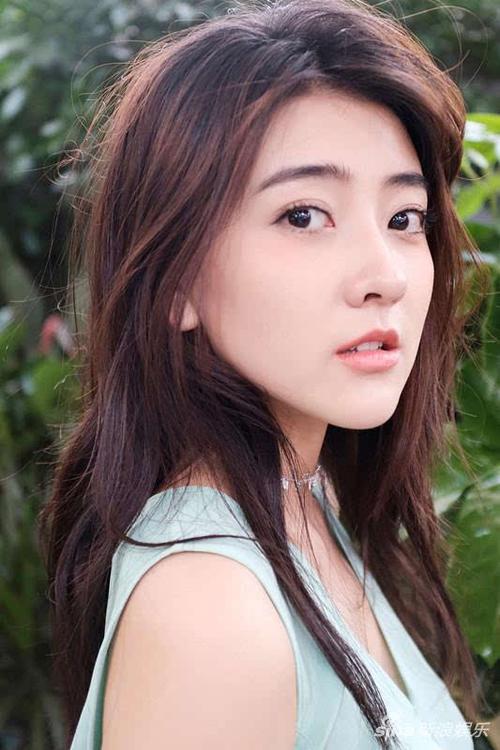 蒲巴甲梁洁恋情曝光!咬手亲吻贴面虐狗