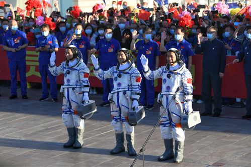 聂海胜刘伯明汤洪波3名航天员领命出征