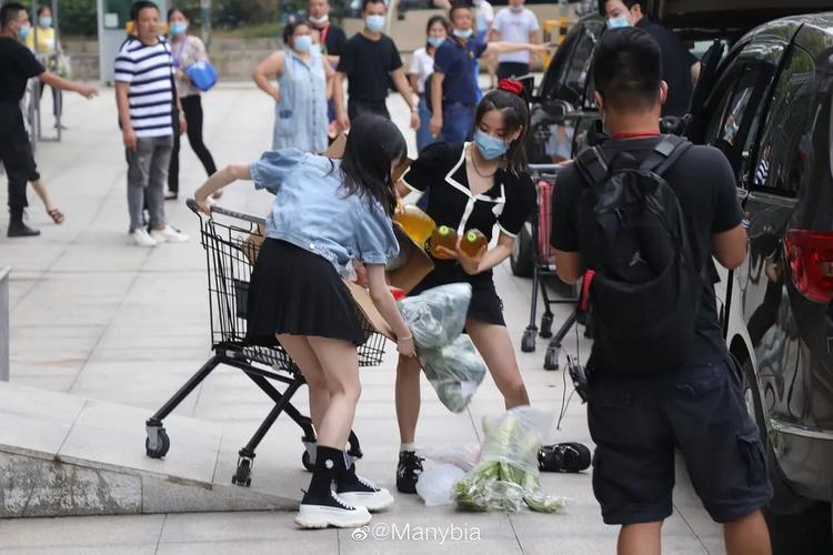 这是崴脚了还是鞋掉了