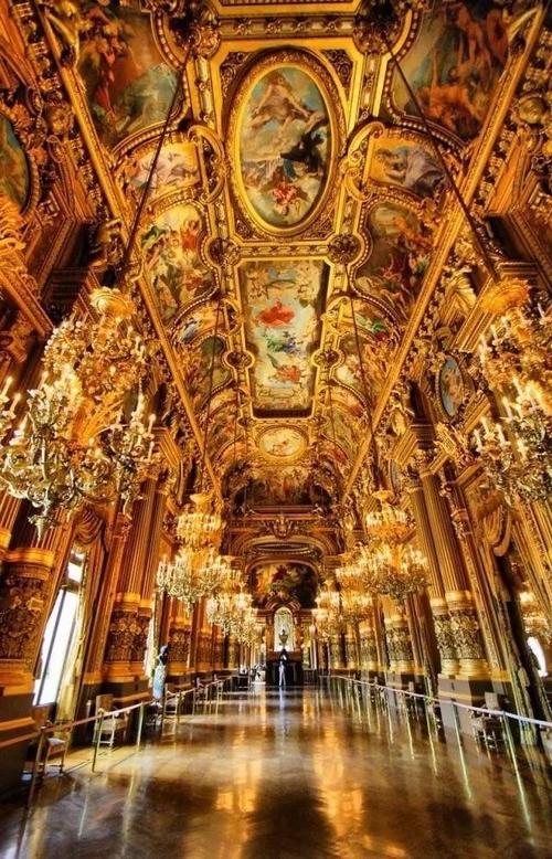 凡尔赛宫的镜厅美轮美奂