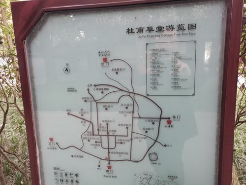 早餐后我们夫妇与几位好友相约游览"杜甫草堂"