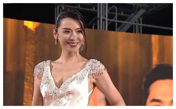 tvb颁奖礼女星穿搭很吸睛,可惜全屏皆赘肉,何雁诗肌肉腿抢镜