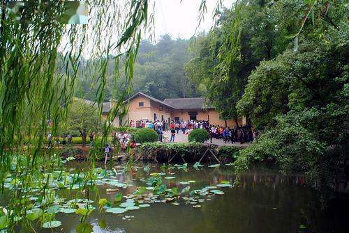 韶山一带山清水秀,风景绝佳,是一代伟人的诞生地,是当之无愧的革命