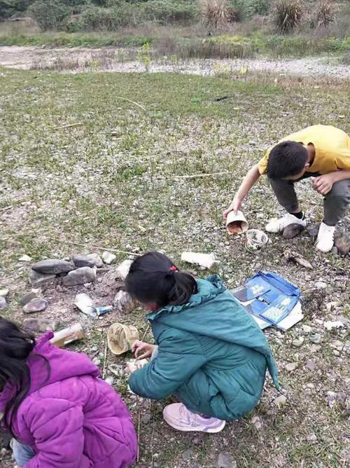 石阡县河坝镇3名小孩捡垃圾获赞