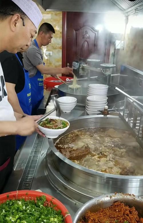 河南人最爱的饸饹面,一碗8元钱,但是顾客都还觉得超实惠!