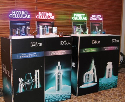 6大主题系列陈列於会场的不同位置,并缀以色彩鲜明的霓虹灯,吸引与会