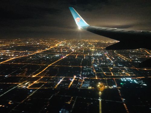 夜晚我们乘坐浦东国际机场的飞机,起飞了向下俯瞰好美的上海夜景!