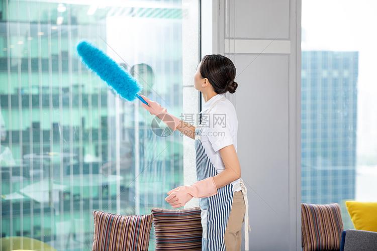 女性家政人员擦玻璃