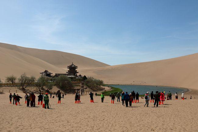 游客在甘肃省敦煌市鸣沙山月牙泉景区游览