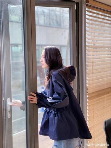 70后董璇穿搭真接地气,黑色机车外套配牛仔裤超有范