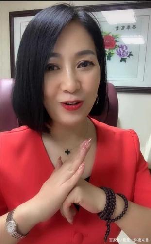 旗下的很多艺人也在业余时做起了直播,我们的"筱素清"就是其中的一位!