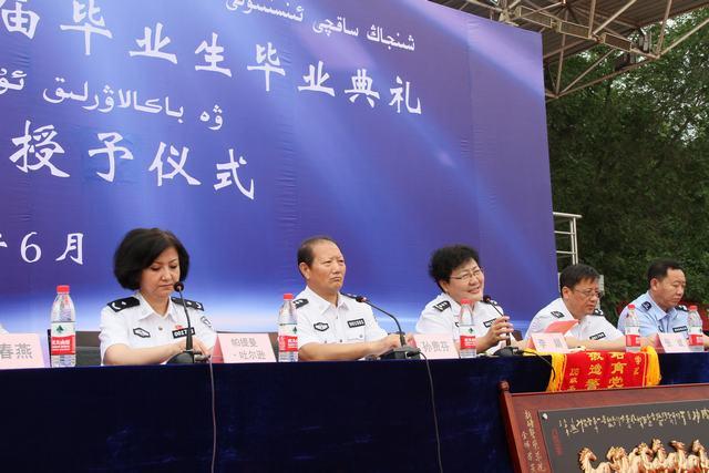 最后,李娟院长代表学院党委及全体师生对出席大会的自治区公安厅政治