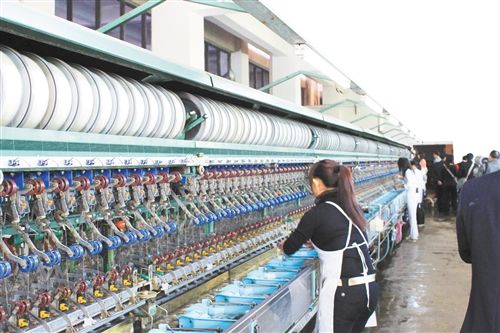 蚕茧缫丝车间一角